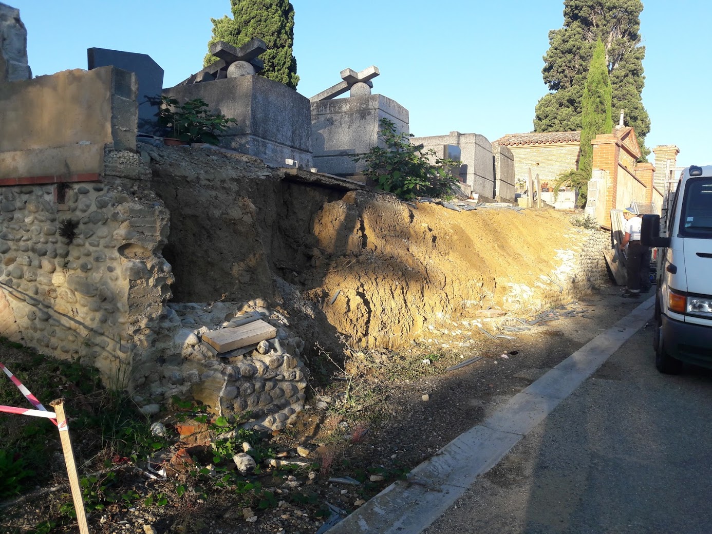 Reconstruction du mur de cimetière