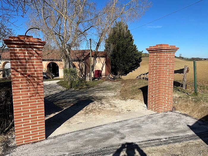 Piliers en briques foraines